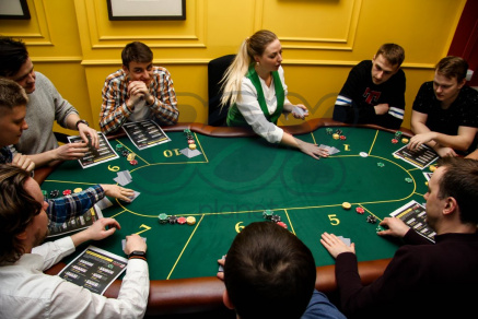 Еще одна разновидность покерного стола - техасский холдем, в этом исполнении игры крупье выступает в роли ведущего, а гости играют против друг друга и имеют возможность проверить свои силы в интуиции и знании комбинаций
